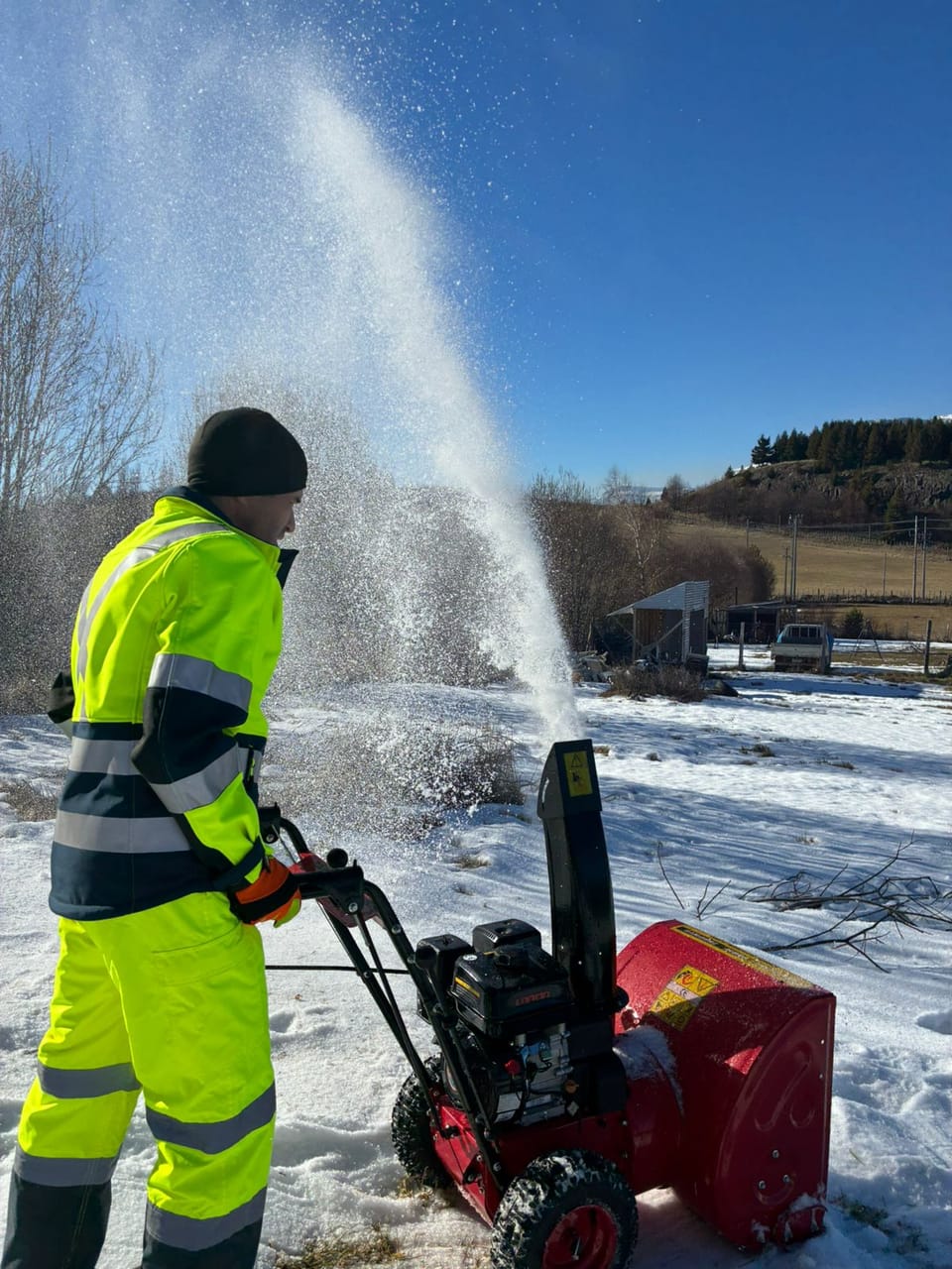 Despeje de nieve con máquina sopladora en Coyhaique