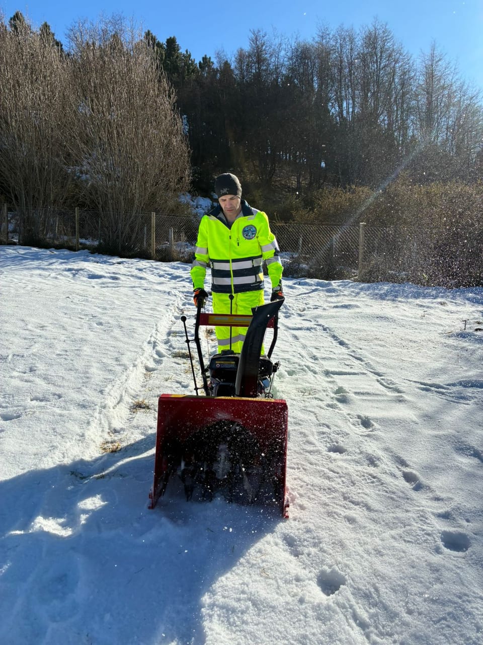Despeje de un acceso con soplador profesional en terreno, Coyhaique